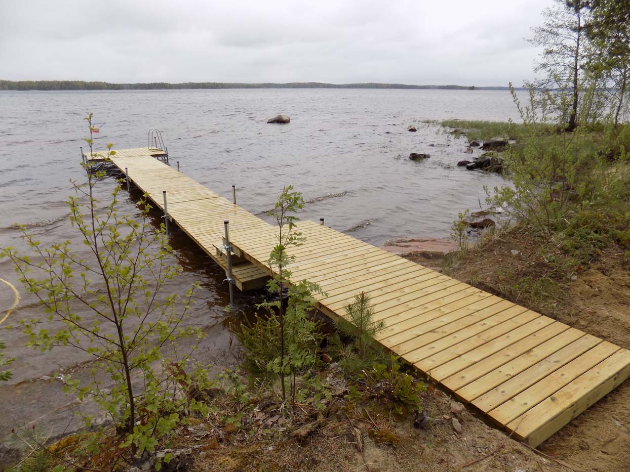 Aaltoja kestävä laituri