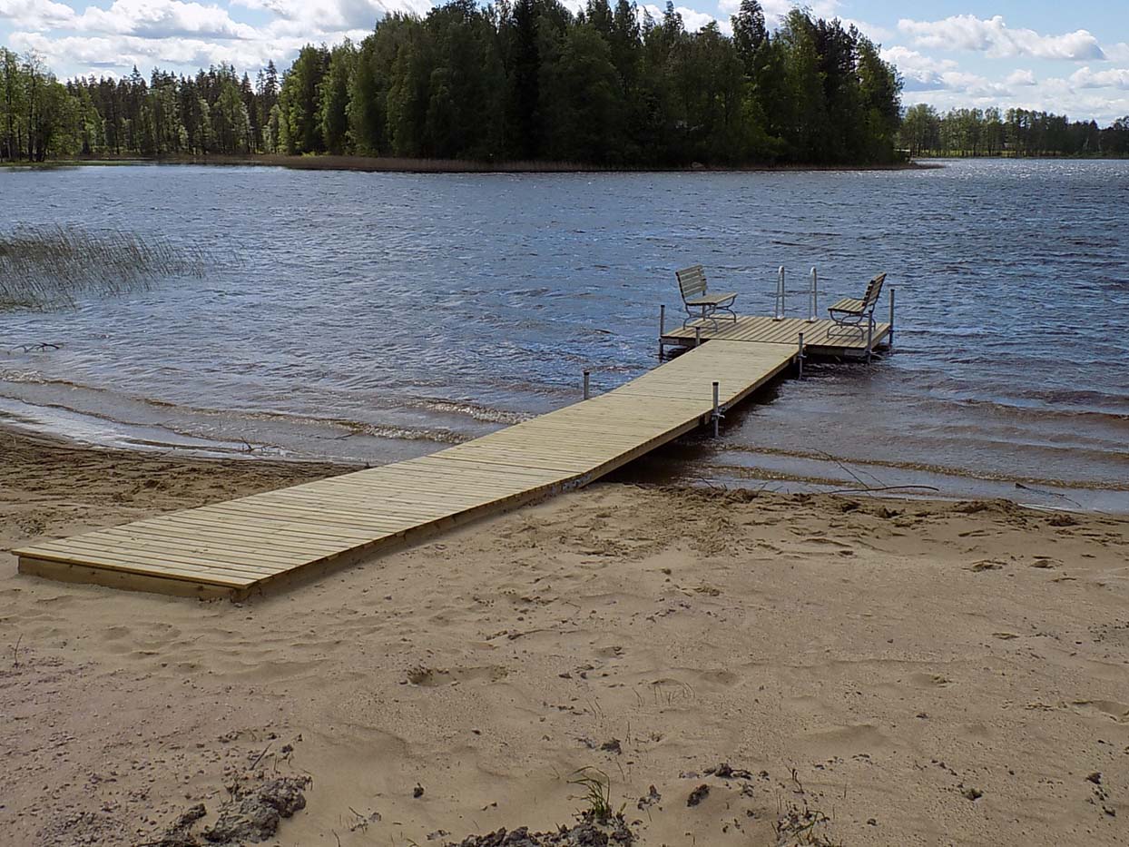 Laiturin kulkusilta maalle