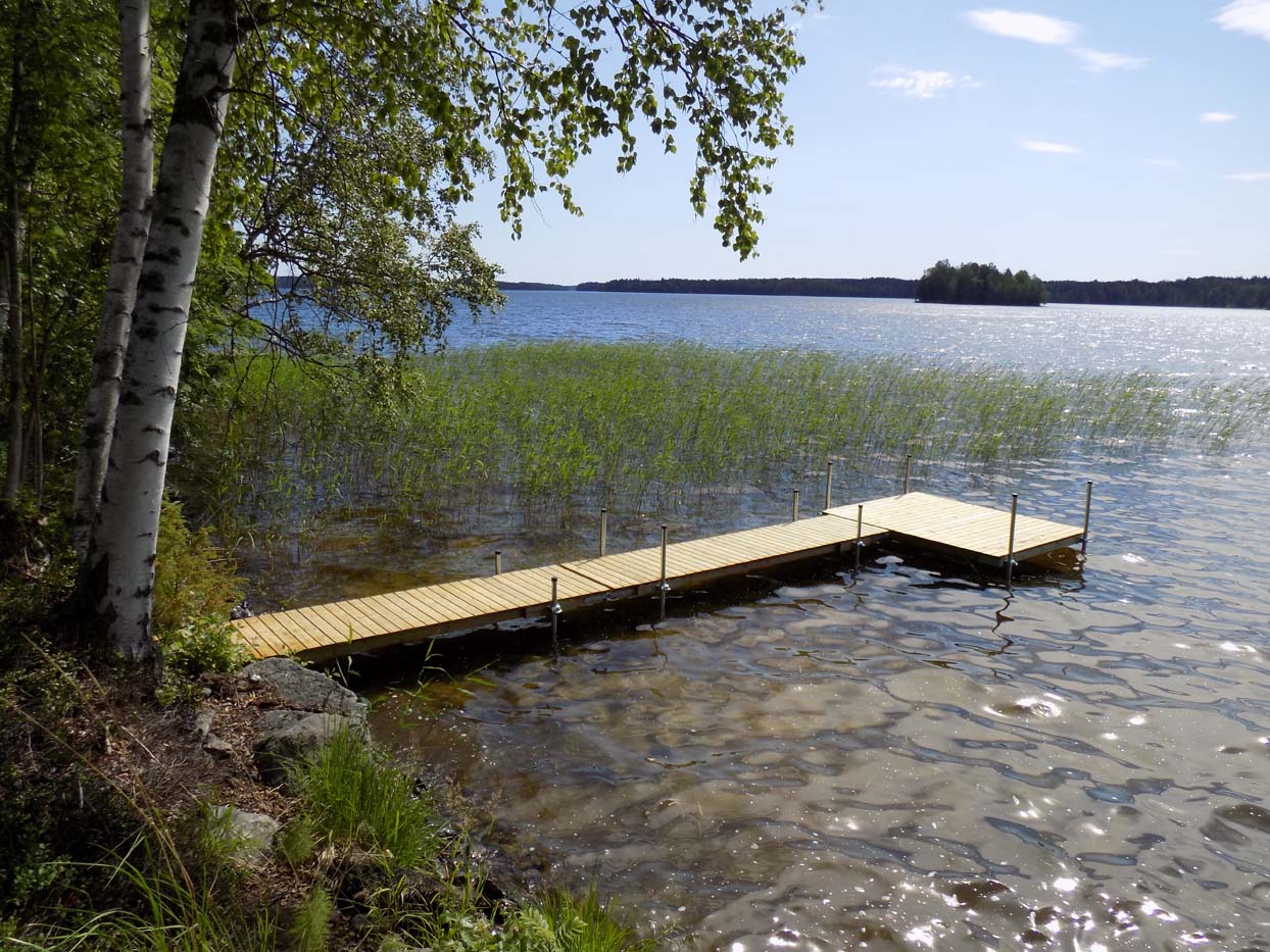 Laiturin kulkusilta reunassa