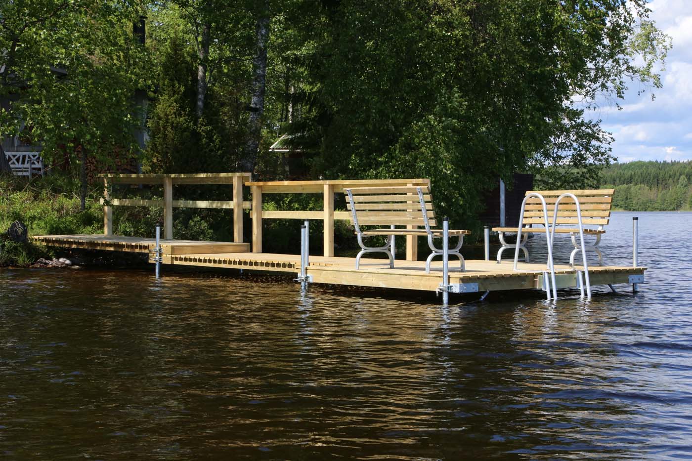 Porrastettu laituri kaiteilla