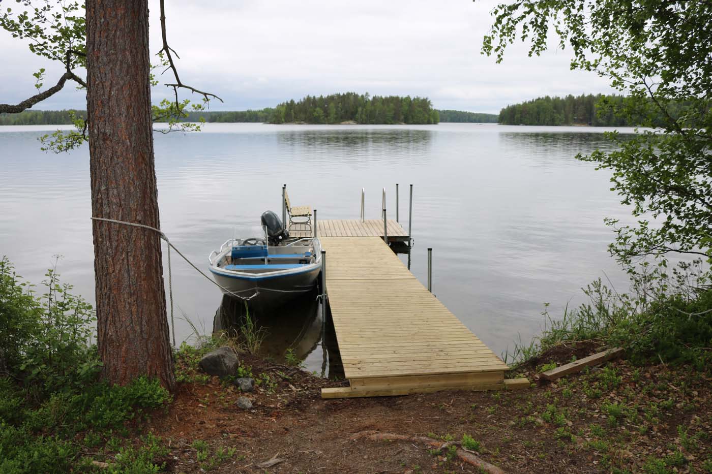 Veneeseen kulku laiturilta