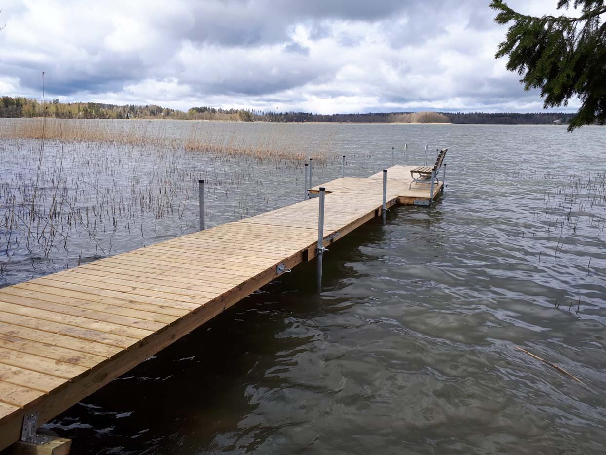 Järveä kohti laskeva laituri