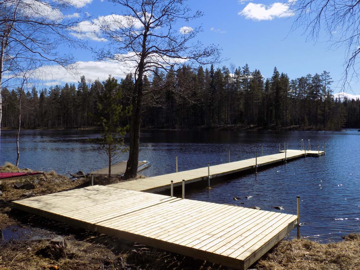 Laituri osittain maalla