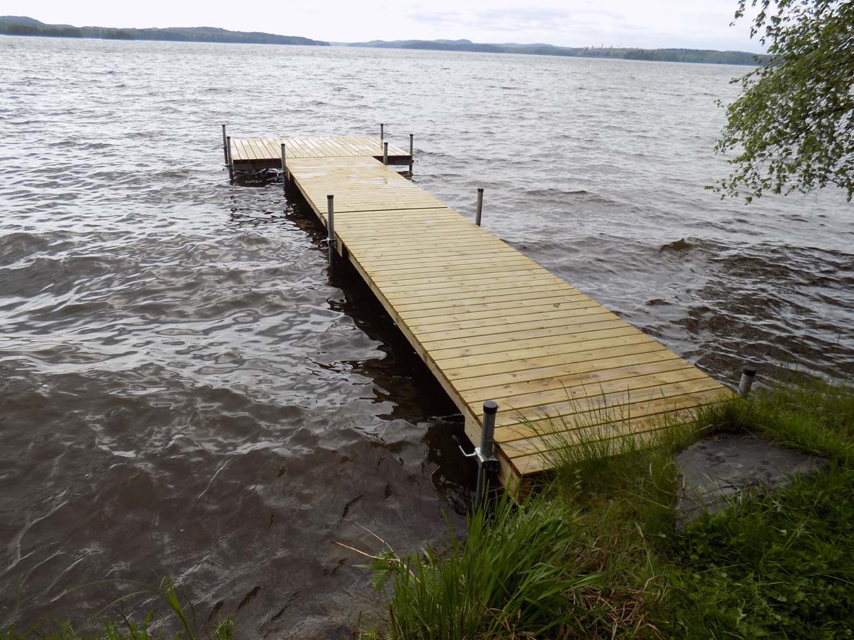 Laiturijalat laiturin alkupäässä