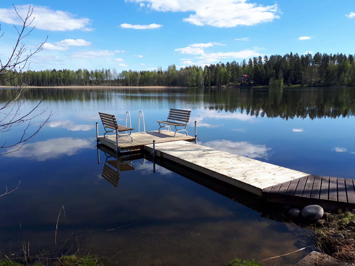 Laituripenkit laiturin reunalla