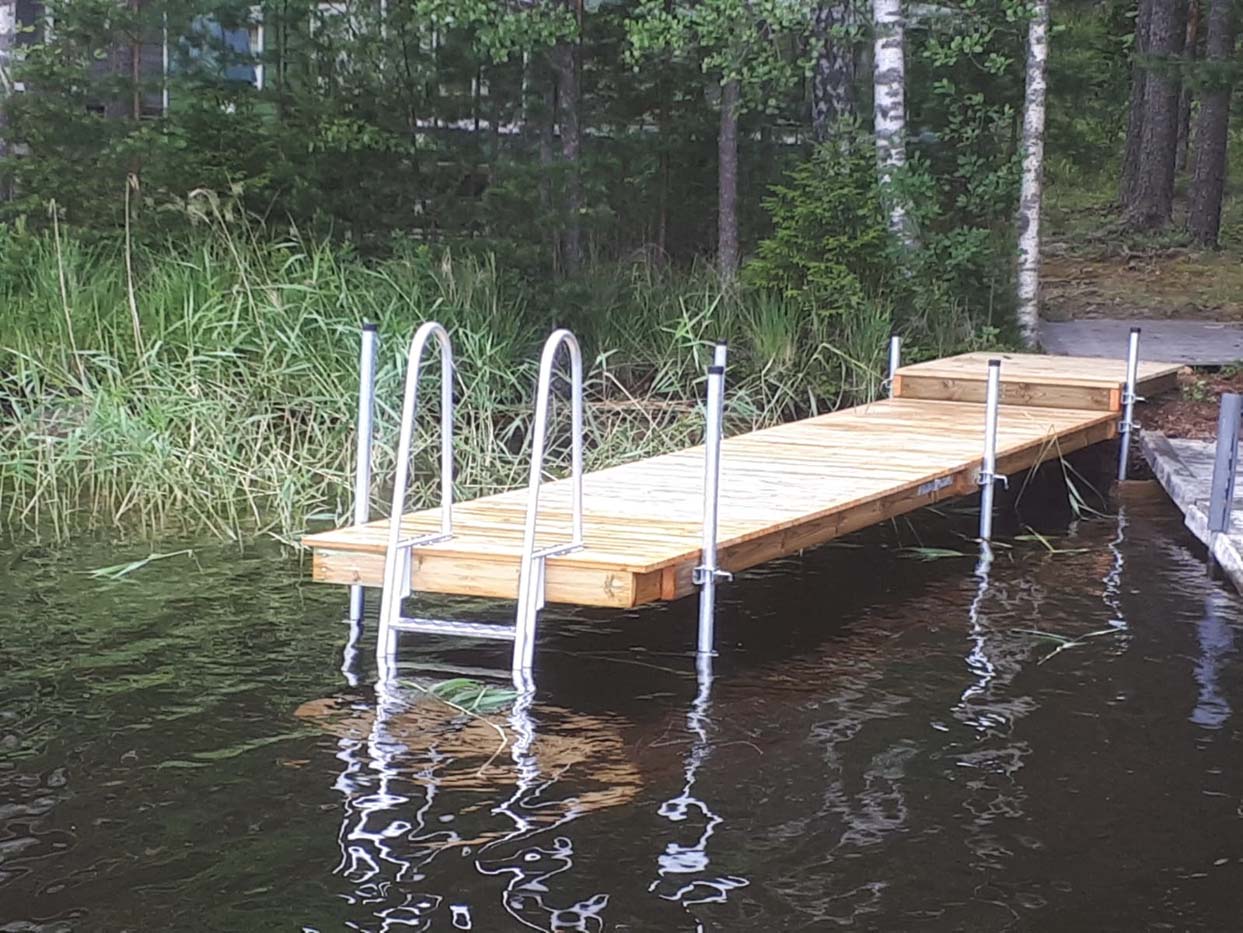 Suora laituri porrasratkaisulla