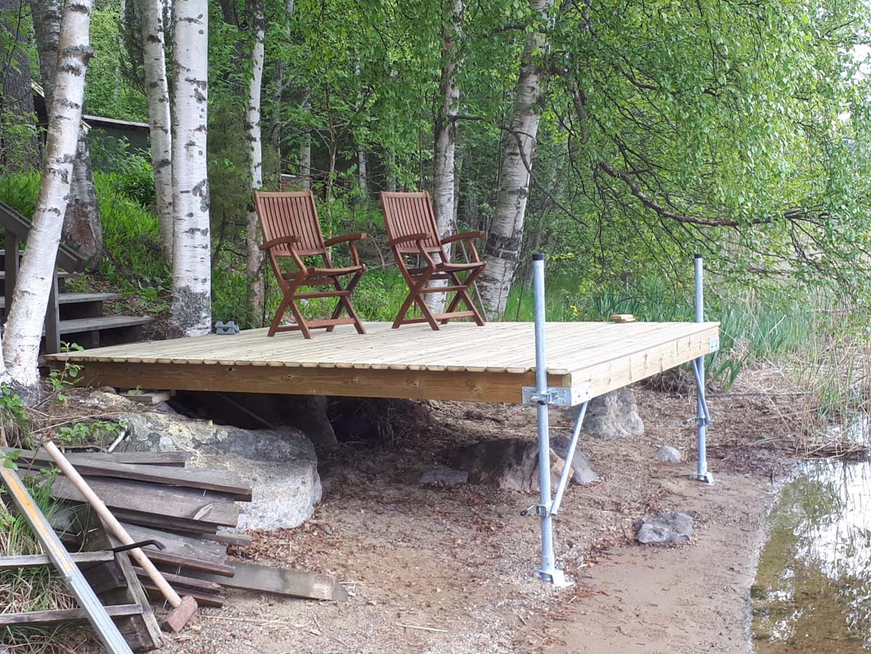 Terassi Saimaan rannalla